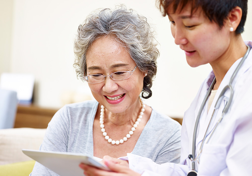 creekview-1000x700-5 An Asian doctor talking to an elderly asian woman