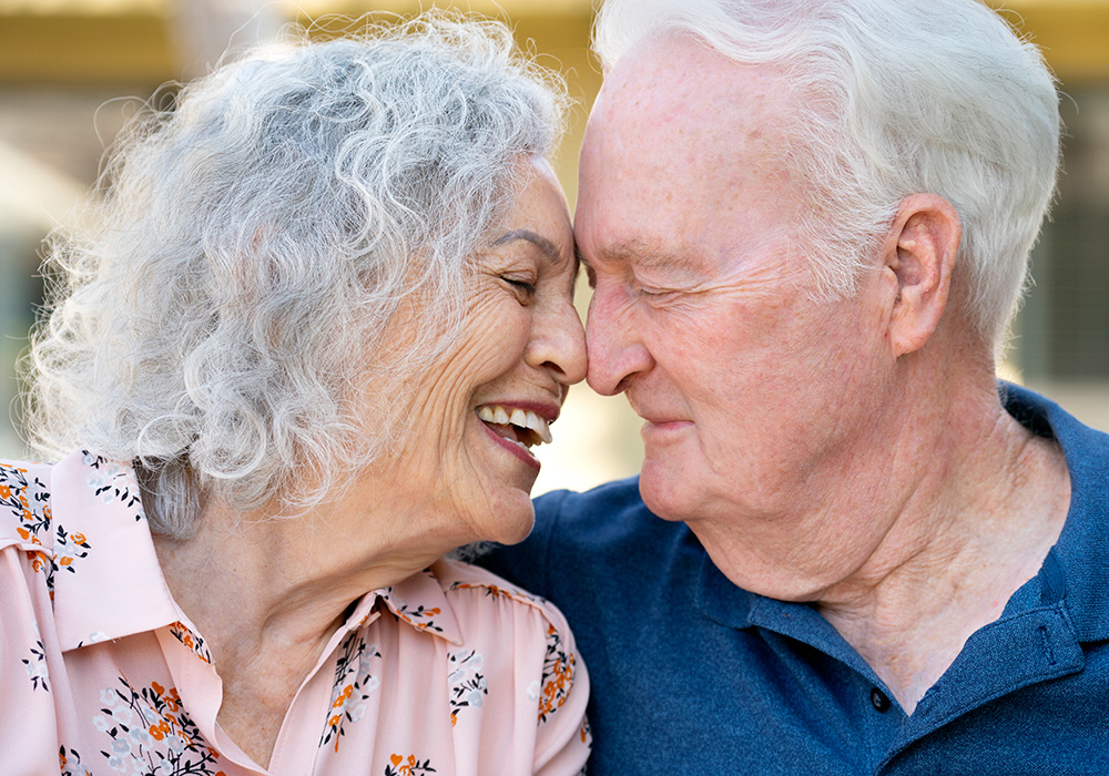 parkvista-1000x700-1 Woman and man nose to nose shile smiling