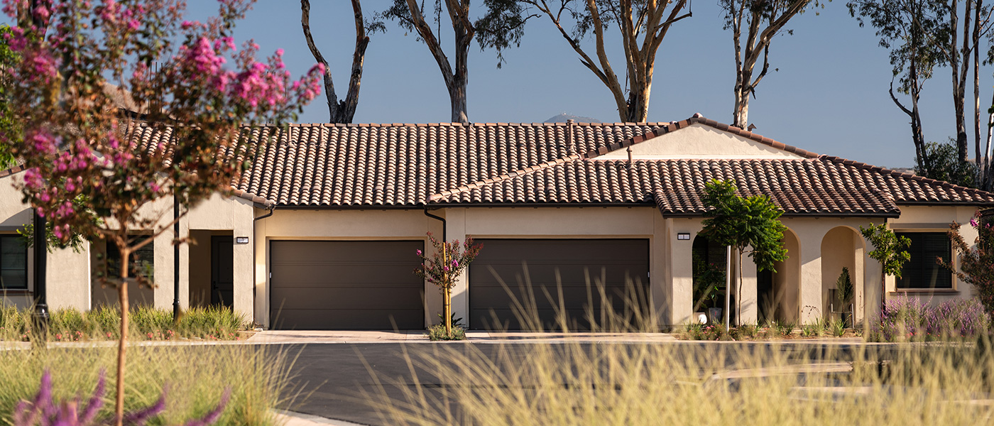reata-2023-1400x600-35 front exterior of a villa at Reata Glen